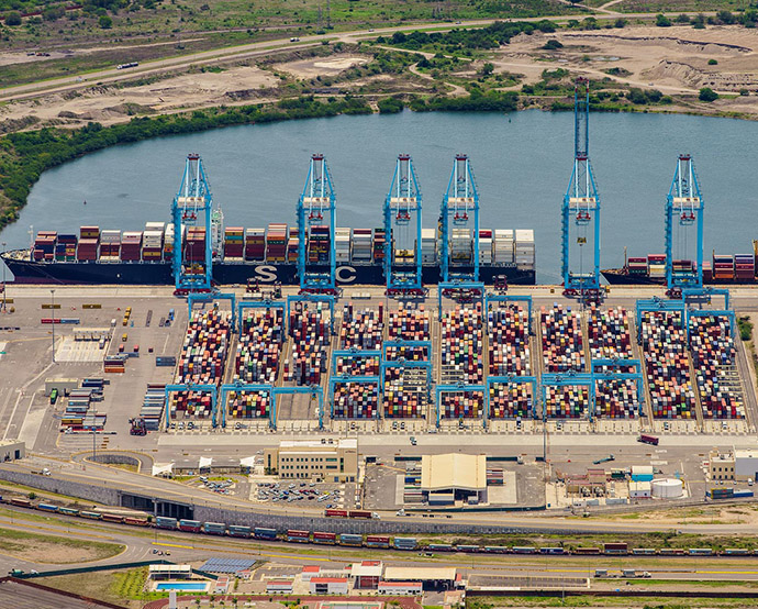El puerto Lázaro Cárdenas es un importante eslabón del corredor interoceánico del Istmo de Tehuantepec./ Foto tomada de sitio web de APM Terminals.