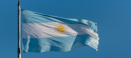 Tenedores de bonos piden diferir reunión con Argentina