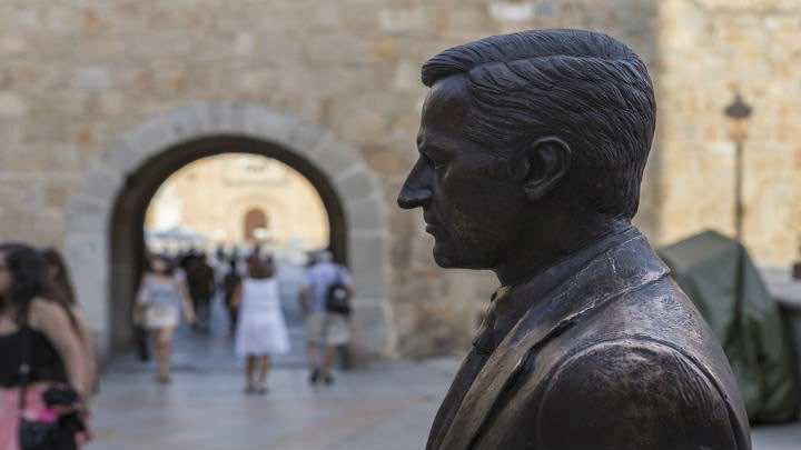 Estatua de Adolfo Suárez en Ávila, España / Bigstock