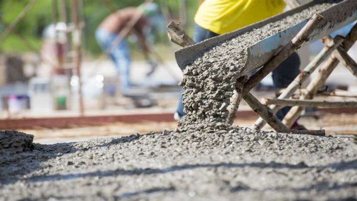 La compañía produce cemento, hormigón, áridos y cal / Bigstock