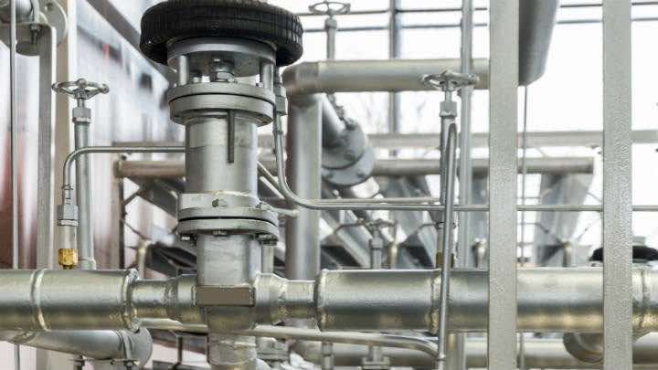 La central de cogeneración A3T transforma gas natural y agua en electricidad y vapor de alta presión / Fotolia