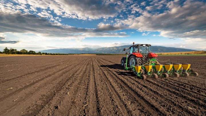 Copeval provee maquinaria y semillas, entre otros insumos, a los agricultores chilenos / Bigstock