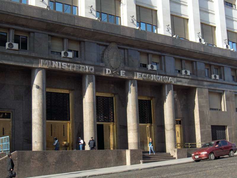 El Gobierno argentino presenta un proyecto de ley de emergencia económica.