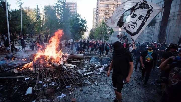 Masivas manifestaciones y graves disturbios originados en Santiago previos la plebiscito / Fuente: Twitter 
