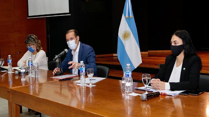 Omar Gutiérrez, gobernador de la Provincia de Neuquén, dijo que la operación representa un alivio financiero ante la crisis sanitaria provocada por la pandemia del COVID-19 / Tomada de neuquén Informa - Facebook