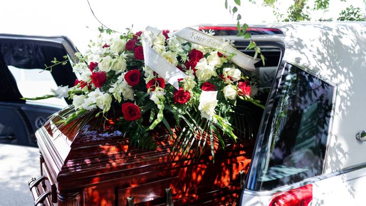 opera como una agencia funeraria y ofrece planes de previsión como funerales virtuales y ecofunerales, florería y planes de acompañamiento / Adriana Geo - Unsplash