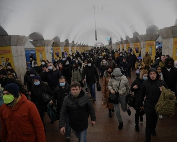El ministerio del interior de Ucrania ha reportado 352 bajas civiles, incluyendo 14 niños / Estación de metro en Ucrania - Zona de Prensa.rd.