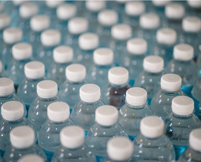La norma prevé que las botellas elaboradas con PET y usadas para agua potable tratada deben fabricarse con 50 % mínimo de materia prima reciclada hacia 2025 e incrementar ese componente  a 90 % para 2030./ Unplash - Jonathan Chng