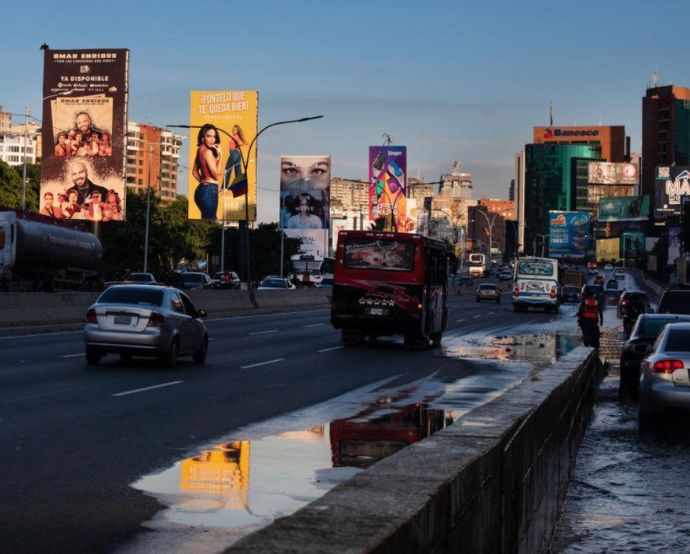 Anuncios publicitarios toman el lugar que antes ocupaban los carteles propagandísticos del gobierno a lo largo de una autopista en Caracas. 12 de agosto de 2022. Gaby Oraa/Bloomberg via Getty Images.