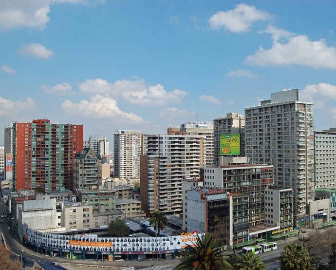 El edificio comprado por Credicorp tiene 25 pisos y está ubicado en la comuna de Ñuñoa en Santiago de Chile. / Tomado de Lebastias, de Pixabay. 