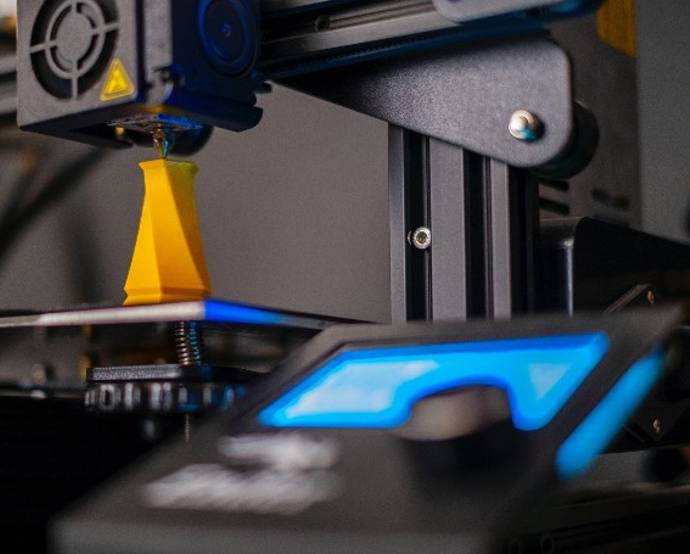 Se espera que la industria de la impresión 3D crezca de 15 mil millones dólares en la actualidad a 78 mil millones de dólares para 2030./ Unsplash - Osman Talha Dikyar