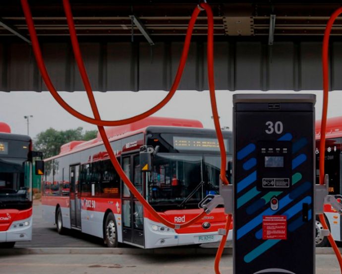 Una de las metas del plan energético de Chile es cambiar el  100 % de la flota de transporte público para 2040. Foto tomada página de la Universidad de Chile. 