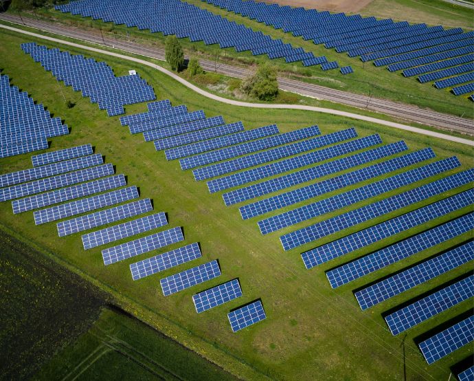 Solek se fundó en 2010 como desarrollador de energía renovable y hoy en día incursiona en las operaciones fotovoltaicas flotantes, de hidrógeno, eólicas y agrovoltáicas. / Unsplash - Andreas Gücklhorn.