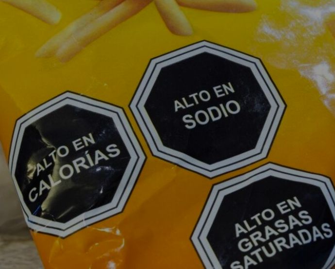 La disposición exige que los productos, no importados por mypes, presenten impreso, de forma clara y sin obstáculos la información nutricional relevante. / El Peruano.
