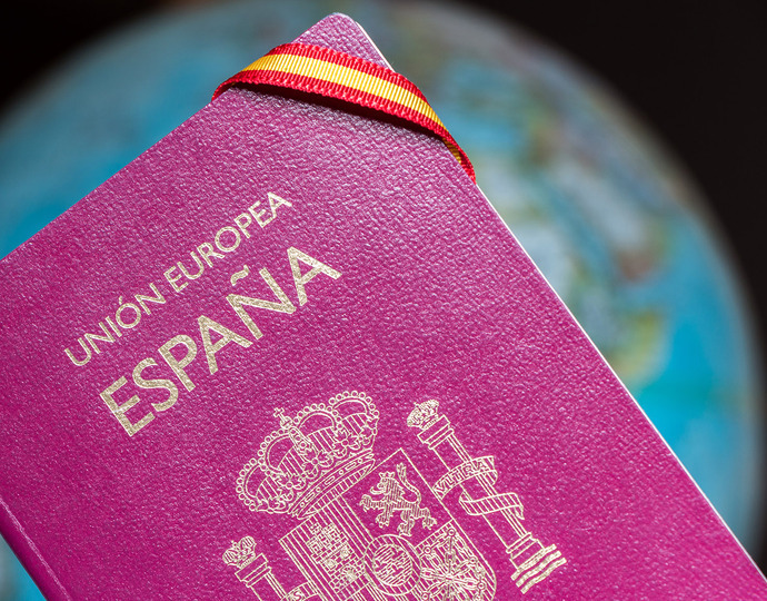 Es importante promover la cooperación y el intercambio de información entre los consulados españoles en el extranjero y las autoridades locales para facilitar el proceso de solicitud. / Pass Just Law.com.