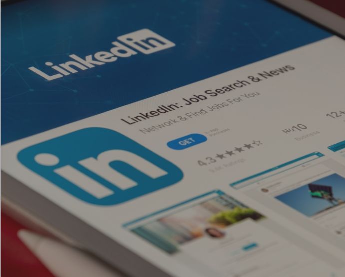 Nuestro perfil en LinkedIn no es el  CV que le enviamos al reclutador o al estudio de abogados / Unsplash, Souvik Banerjee.