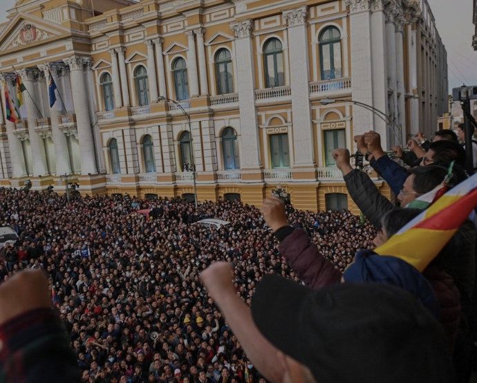 La población boliviana se manifestó en contra de la intentona golpista y se congregó al frente del Palacio Quemado./ Tomada del sitio web de la Presidencia de Bolivia.