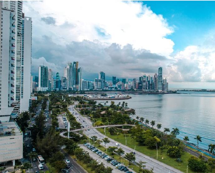 Panamá no cuenta con regulaciones específicas sobre ASG a nivel corporativo. Sin embargo, se han dado avances como el Acuerdo 011-2022 de la Superintendencia de Bancos de Panamá (SBP), que ya incorpora el concepto de riesgo climático./ Unsplash - Luis Alemán. 