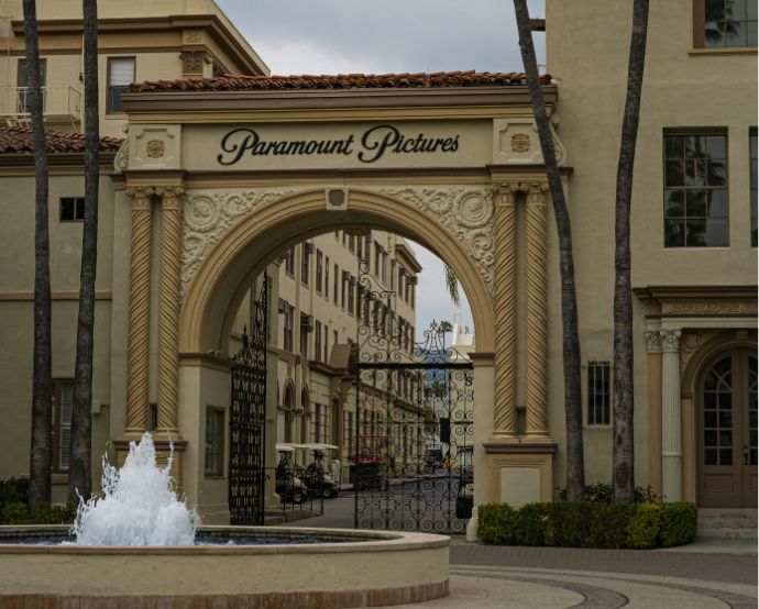 Paramount lleva consigo una de las bibliotecas de títulos de cine y televisión más extensas de la industria / Unsplash; Everfocal