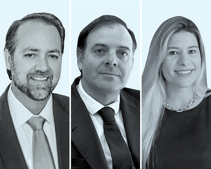 Hernando Becerra, de Blanco Carrillo (izquierda); Javier Badiola, de Dentons - España, y Carolina Nogueira, de Fragata e Antunes Advogados.