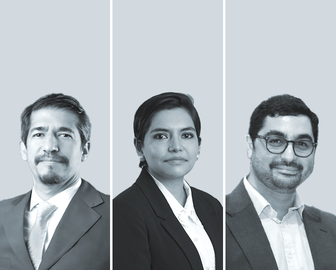 Humberto Mansilla Suito, de Vega & Asociados (izquierda); Fabiola Maza, de Vinatea & Toyama, y Kamal Khashoggi, de Ontier.