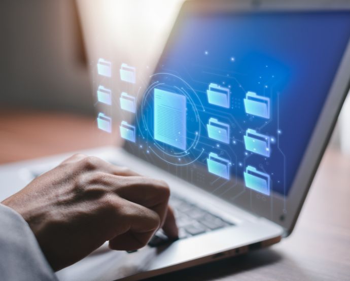 Las bases de datos son conjuntos de datos personales organizados en medios físicos / Canva