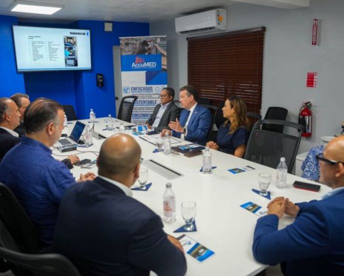 Recientemente, representantes de AccuMED se reunieron con Victor Bisonó, ministro de Industruia y Comercio de República Dominicana./ Tomada de la página de Creative Foam en Facebook.,
