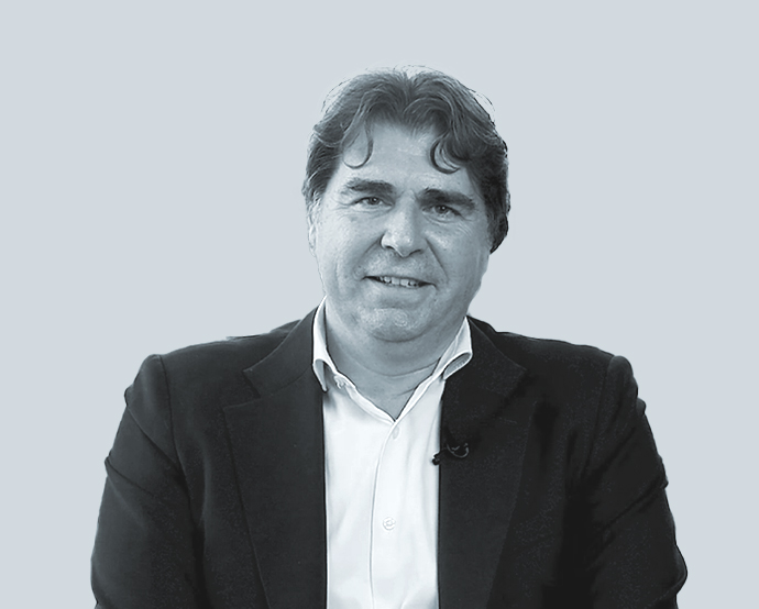 De la Pedraja representa un perfil particularmente interesante en el panorama jurídico internacional.