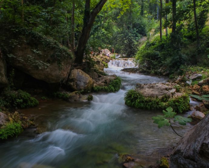 El plan introduce medidas que podrían impactar los derechos de uso de agua de los concesionarios. / Canva.