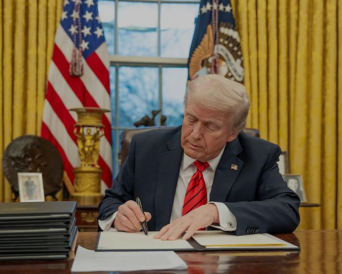 Trump es el único presidente en cuyos primeros 100 días de gobierno han caído los tres principales indicadores de las bolsas de EE. UU. / Foto tomada del sitio web de la Casa Blanca.