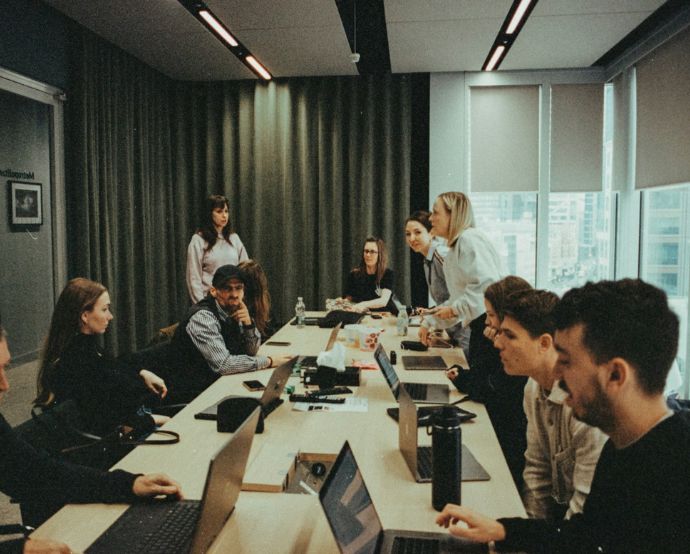 Argentina, Chile, Panamá, Perú y Ecuador lideran el ranking de países con mayor estrés laboral crónico. / Foto: Unsplash, Annie Spratt.