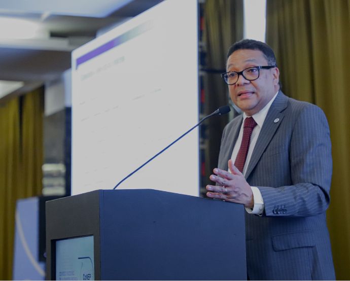 Foto tomada de la cuenta oficial de CSSPanamá en X, Dino Mon mientras presenta la reforma.
