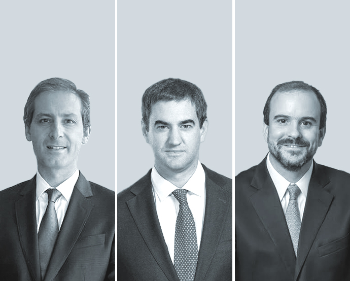Eduardo Muñoz, de Puga Ortiz (izquierda); Diego Ovalle, de Barros & Errázuriz Abogados (centro), y Felipe Labbé, de Alcaíno Abogados.