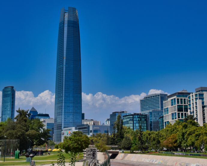 Factores como fluctuaciones en tasas de interés, inflación, imposición de aranceles y otras políticas comerciales internacionales deben ser considerados al planificar y ejecutar operaciones de M&A en Chile./ Unsplash - Jeffrey Esein.