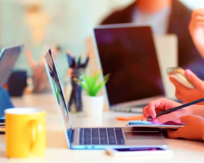 Las organizaciones modernas enfrentan desafíos regulatorios dinámicos, disrupciones tecnológicas constantes y presiones competitivas que exigen respuestas jurídicas ágiles e innovadoras