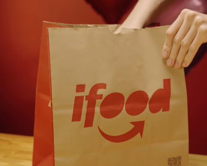 iFood ofrece servicios de pedidos y entrega de comida a domicilio / IG: ifoodbrasil
