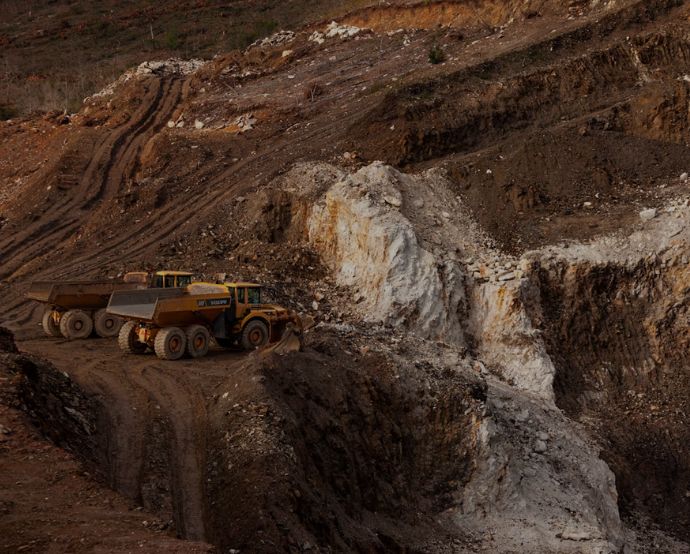 Las exportaciones ilegales de oro y otros recursos minerales de Ecuador ascendían a USD 1.300 millones a comienzos de este año. / Unsplash, MiningWatch Portugal.