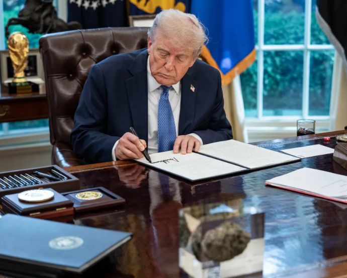 El 18 de julio de 2025, el presidente Donald Trump firmó la “Ley para la Guía y Establecimiento de la Innovación Nacional de Stablecoins de EE. UU. / Foto tomada del sitio web de la Casa Blanca.