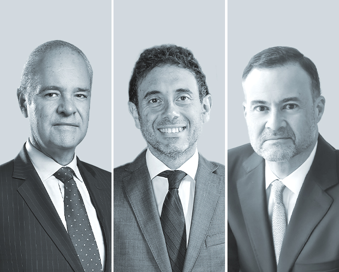 Thomas S. Heather, de White & Case (Izquierda); Ignacio Esnaola Vidal, de EDN Abogados (centro), y Rafael Sayagués, de Deloitte.