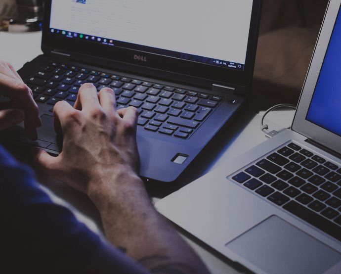 Ambos cuerpos normativos redefinen por completo las reglas del juego para las empresas. / Freestocks - Unsplash.