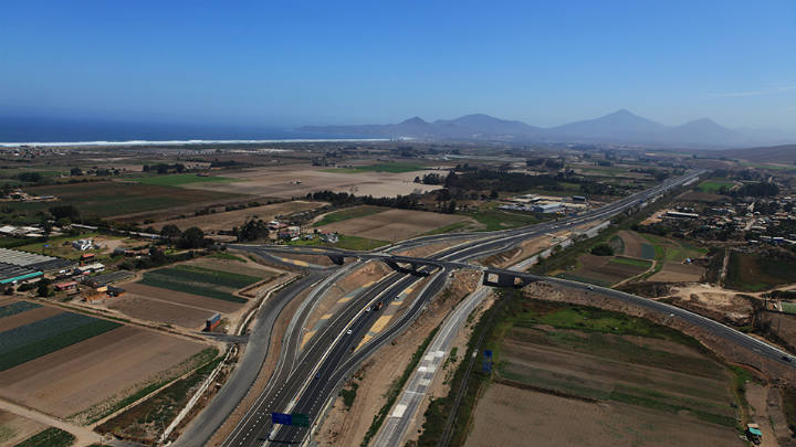 Tres firmas negocian compraventa entre Sacyr y Toesca de 49 % de autopista en Chile