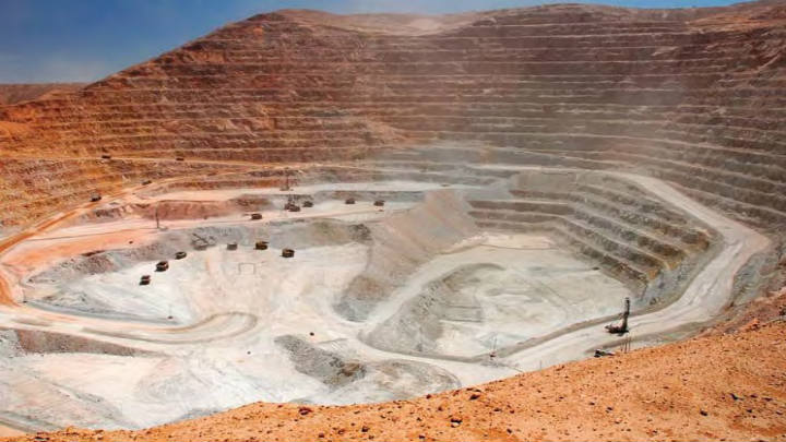 Cuatro bufetes en préstamo sindicado por USD 500 millones a Minera Escondida en Chile