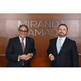 Luis Vinatea Recoba y Alberto Delgado Venegas (izquierda y derecha respectivamente) dirigen Miranda & Amado Abogados