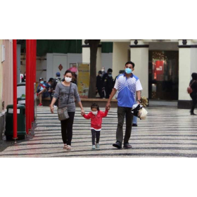 Familia con cubre bocas, foto referencial/ Macau Photo Agency