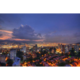 Medellin de noche, foto referencial / Joel Duncan