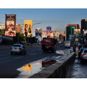 Anuncios publicitarios toman el lugar que antes ocupaban los carteles propagandísticos del gobierno a lo largo de una autopista en Caracas. 12 de agosto de 2022. Gaby Oraa/Bloomberg via Getty Images.