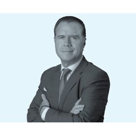 Mario Jorge Yáñez Vega, abogado con una trayectoria de más de 30 años, recién fue nombrado socio de Ramos, Ripoll & Schuster. / Composición gráfica - Miguel Loredo / LexLatin.
