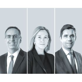 De izquierda a derecha: Gonçalo Capela Godinho, Catalina von Dessauer y Luis Suárez de Centi Martínez