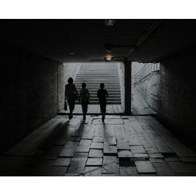 Reconocer económicamente el trabajo doméstico y de cuidados sigue siendo una de las grandes deudas de los sistemas previsionales de América Latina./ Unsplash - Maxim Tolchinskly.