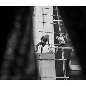 Para las empresas, comienza una etapa de adecuación que exige revisar procesos y anticipar cambios operativos. / Unsplash: Talha Ahmed.